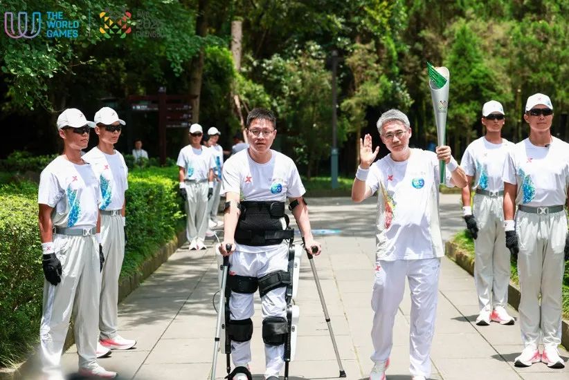 成都世运会火炬传递现'人机协作'暖心一幕：外骨骼助残障火炬手圆梦