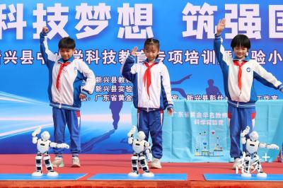 北大教授携仿生机器人走进小学，这场科学活动点燃少年梦想