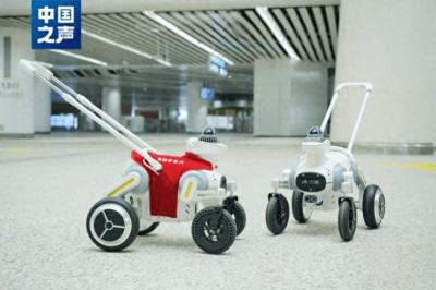 智能导盲机器人首现深圳地铁 科技助力视障出行无障碍